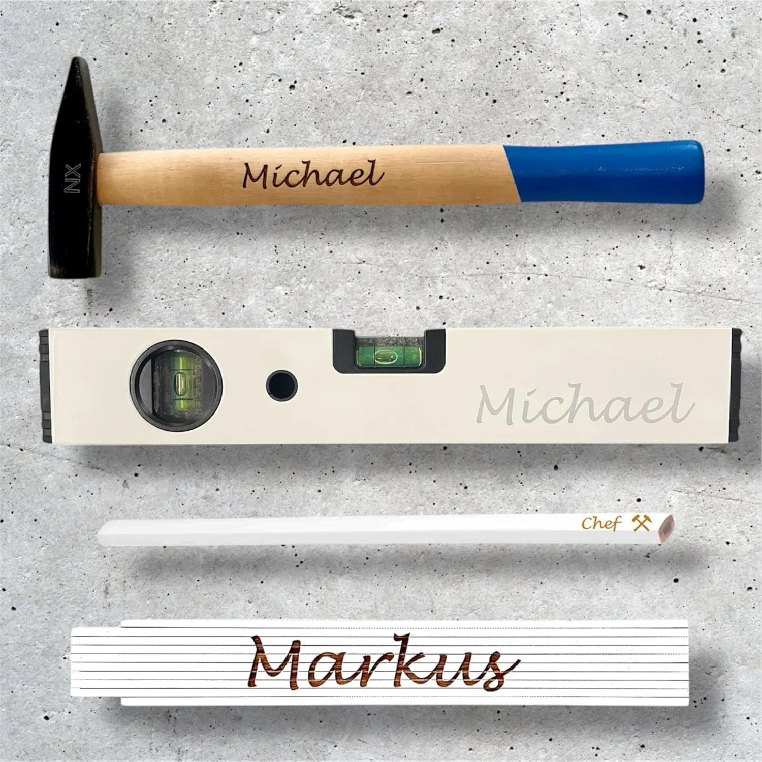Geschenk Set personalisiert Hammer 200g + Zollstock + Wasserwaage + Bleistift | mit Name | Gravur Handwerker Bauherr Vatertag Papa Opa Mann Heimwerker Weihnachten Geschenkset Männer
