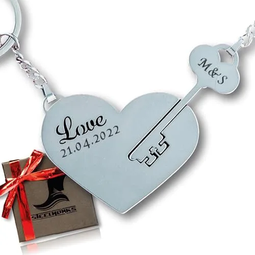 Steelmonks Herz & Schlüssel Schlüsselanhänger für Paare - Ein Geschenk für Deine Liebste, Freundin oder Freund. Hochwertige Edelstahl Anhänger mit Gravur. Persönlich mit Deinem Wunschtext.
